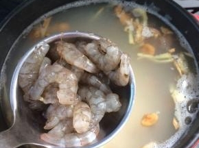 加入虾仁继续煮大概3-5分钟