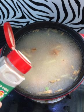 最后加入胡椒粉，盐调味。