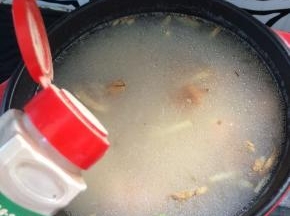 最后加入胡椒粉，盐调味。