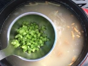 在撒一些芹菜碎即可