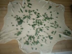 放上切好的葱叶碎