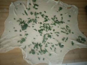 放上切好的葱叶碎