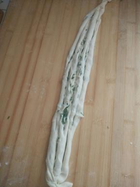 卷起来，中间切开几道口