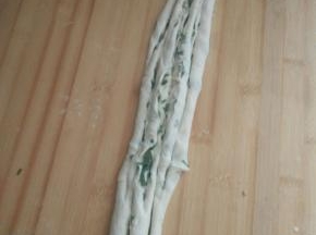 卷起来，中间切开几道口