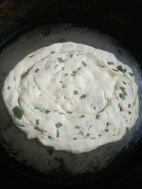 用手按圆，放入锅里，两面煎上色