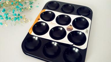 准备好模具。我喜欢毛茸茸的蛋糕面，觉得比较像小鸡，所以模具没做处理。如果你想脱模容易一点，可以先用软化好的黄油在模具中薄薄地涂上一层。