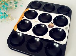 准备好模具。我喜欢毛茸茸的蛋糕面，觉得比较像小鸡，所以模具没做处理。如果你想脱模容易一点，可以先用软化好的黄油在模具中薄薄地涂上一层。