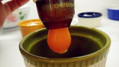 准备好原材料，蛋清蛋白分开，分别装入干净、无水、无油的打蛋盆中。用学厨的小鸡分蛋器特别容易操作。把一整个鸡蛋磕如分蛋器中，提起小鸡分蛋器，蛋白就慢慢露出了，剩下的蛋黄挤到另外一个碗里就行。