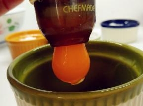 准备好原材料，蛋清蛋白分开，分别装入干净、无水、无油的打蛋盆中。用学厨的小鸡分蛋器特别容易操作。把一整个鸡蛋磕如分蛋器中，提起小鸡分蛋器，蛋白就慢慢露出了，剩下的蛋黄挤到另外一个碗里就行。