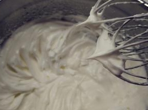 往蛋白中分3次加入糖粉A，打至干性发泡。（首先，用打蛋器低速将蛋白搅打至起鱼眼泡，加入1/3的糖粉。接着，继续用电动打蛋器高速搅打，至蛋白体积膨胀1倍，再加入1/3的糖粉。然后，继续用电动打蛋器中速搅打，稍微出现纹路，加入剩余的1/3的糖粉。最后低速搅打，直至明显感到阻力，提起打蛋器时尖端是短而小的尖峰即可。）