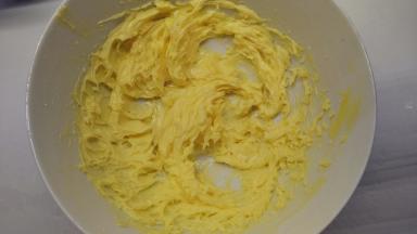 黄油室温软化到手指能轻易按出一个坑，用打蛋器搅打几圈使之顺滑。