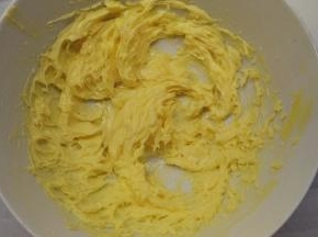 黄油室温软化到手指能轻易按出一个坑，用打蛋器搅打几圈使之顺滑。