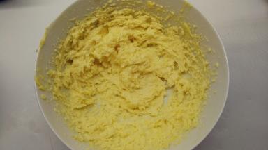 糖粉B加入软化好的黄油中，先不要开动打蛋器，稍微把两者混合一下，再用电动打蛋器搅打到黄油颜色发白，体积稍有膨胀。