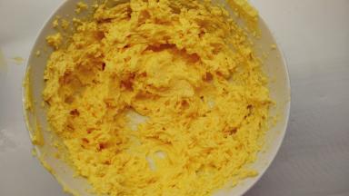 分3次加入全蛋液，继续用电动打蛋器一档的速度将它们混合均匀。记得每次都要混合后均匀之后再加入下一次鸡蛋液。