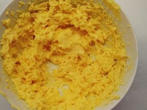 分3次加入全蛋液，继续用电动打蛋器一档的速度将它们混合均匀。记得每次都要混合后均匀之后再加入下一次鸡蛋液。