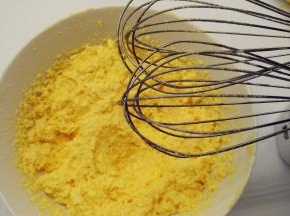 分2次加入奶油，同样开动打蛋器一档混合均匀。