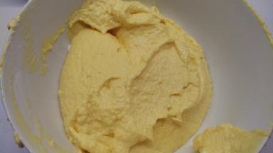 再倒回蛋白霜中，继续用橡皮刮刀用翻拌的手法拌匀，直至看不到一丝蛋白。