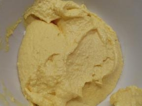 再倒回蛋白霜中，继续用橡皮刮刀用翻拌的手法拌匀，直至看不到一丝蛋白。