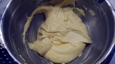 .低筋面粉分两次过筛到黄油糊中，用橡皮刮刀将它们翻拌均匀，成为细腻的面糊。