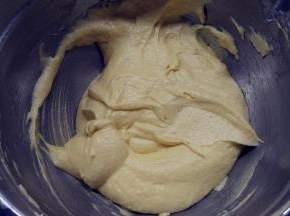 .低筋面粉分两次过筛到黄油糊中，用橡皮刮刀将它们翻拌均匀，成为细腻的面糊。