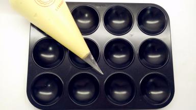 拌好的面糊装入裱花袋中。