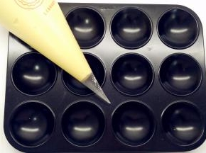 拌好的面糊装入裱花袋中。