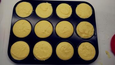 将它们挤到模具中，约8,9分满，再震两下。