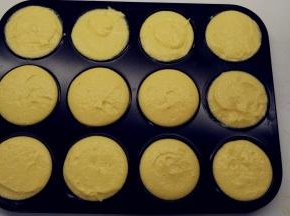 将它们挤到模具中，约8,9分满，再震两下。