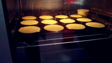 送入预热好的烤箱，上下火165℃，中层，烘烤25分钟。