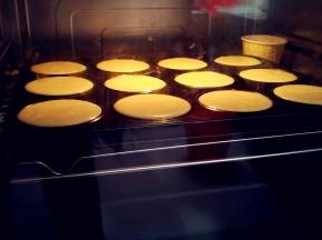 送入预热好的烤箱，上下火165℃，中层，烘烤25分钟。