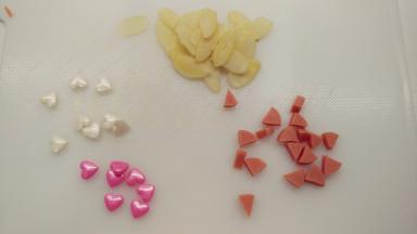 还可以准备好心型糖片做鸡冠，杏仁片做鸡翅膀（最后我没做）黑巧克力装入裱花袋中隔水加热融化，待会画表情用。