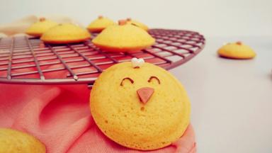 出炉之后的小蛋糕装饰起来，就变成萌萌哒小鸡蛋糕。