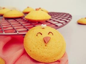 出炉之后的小蛋糕装饰起来，就变成萌萌哒小鸡蛋糕。