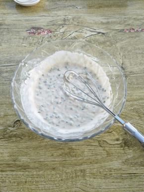 除鸡蛋外，所有食材倒入入碗中拌匀。