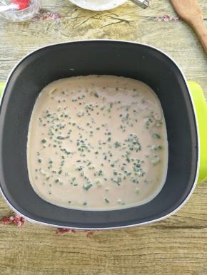 倒入抹油的锅中，均匀的铺上一层。