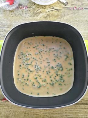 小火烙至表面凝固，翻面。