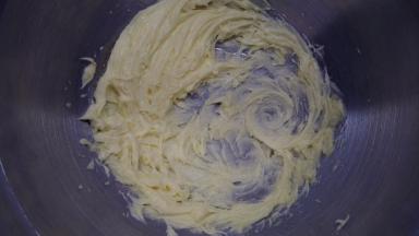 黄油提前室温软化到用手指能轻易捅一个洞的程度。开动打蛋器一档，将黄油搅打均匀。