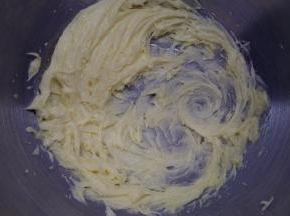 黄油提前室温软化到用手指能轻易捅一个洞的程度。开动打蛋器一档，将黄油搅打均匀。