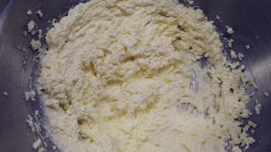 先加入一半细砂糖，转高速打发，充分搅打均匀之后加入另一半细砂糖，一直打发到黄油体积轻盈，约膨胀一倍，颜色发白色状态。