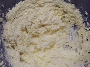 先加入一半细砂糖，转高速打发，充分搅打均匀之后加入另一半细砂糖，一直打发到黄油体积轻盈，约膨胀一倍，颜色发白色状态。