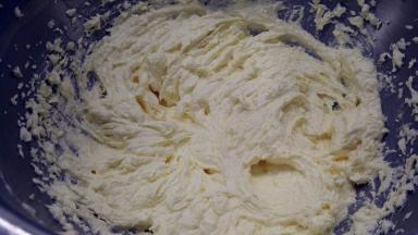 鸡蛋打散，分3次加入到黄油糊中，开动打蛋器低速搅打均匀。每一次都要搅打到完全均匀之后再加入下一次鸡蛋液，并且记得时不时用刮刀把边缘不均匀的黄油糊翻拌下去。