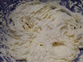 鸡蛋打散，分3次加入到黄油糊中，开动打蛋器低速搅打均匀。每一次都要搅打到完全均匀之后再加入下一次鸡蛋液，并且记得时不时用刮刀把边缘不均匀的黄油糊翻拌下去。