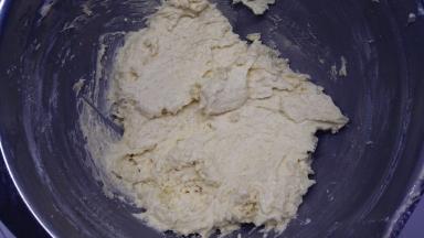 低筋面粉和泡打粉混匀之后筛入黄油糊中，用刮刀翻拌均匀。