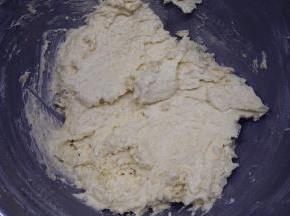 低筋面粉和泡打粉混匀之后筛入黄油糊中，用刮刀翻拌均匀。