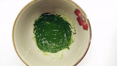 抹茶粉A加入热水，将它搅拌成均匀抹茶酱状态。