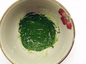 抹茶粉A加入热水，将它搅拌成均匀抹茶酱状态。