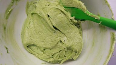 将面糊平均分成两份，其中一份加入抹茶酱，一样用刮刀翻拌均匀。