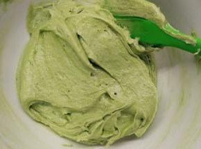 将面糊平均分成两份，其中一份加入抹茶酱，一样用刮刀翻拌均匀。