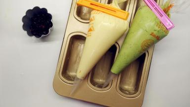 两份面糊都装进裱花袋中，并准备好蜜红豆。