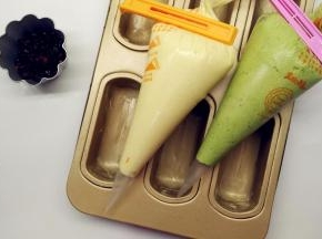 两份面糊都装进裱花袋中，并准备好蜜红豆。